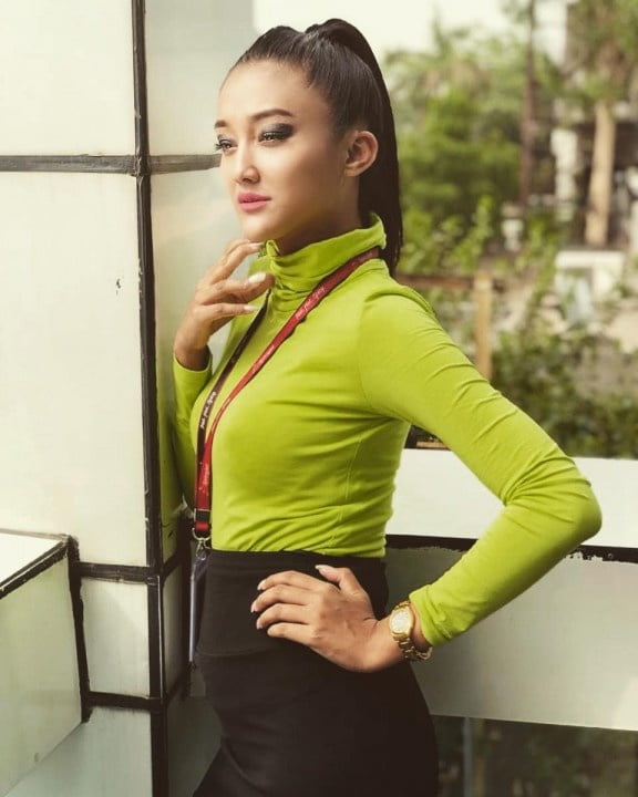 sexy-indian-air-hostess-018